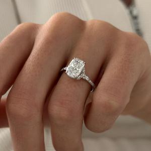 Bague de fiançailles en platine avec diamant taille coussin pour femme, sertie de griffes classiques - Product Image 1