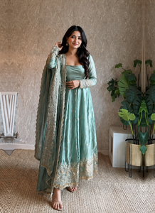 Conjunto de Salwar Kameez Anarkali Verde Menta Bordado con Dupatta, Adorno de Lentejuelas, Traje para Bodas y Fiestas Indias y Pakistaníes - Product Image 2