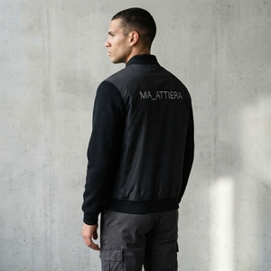 Chaqueta bomber ligera negra para hombre con mangas de punto, cierre de cremallera, estilo casual, personalizada, ropa de calle. - Product Image 3