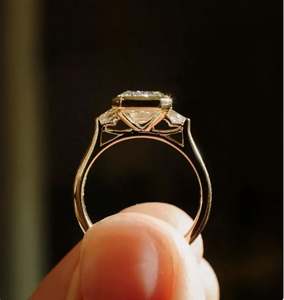 Anillo de Compromiso y Boda de Lujo de Plata 925 Chapado en Oro Rosa con Moissanita de Corte Esmeralda de 2 Quilates y Tres Piedras Engastadas en Bisel - Product Image 5