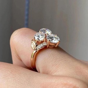Anillo de Moissanita de 2.50CT con Corte Redondo, Tres Piedras, Banda de Filigrana con Diseño de Hoja, Plata 925 Original con Baño de Oro, Joyería Fina de Estilo Vintage - Product Image 2