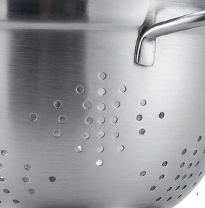 Passoire en acier inoxydable avec poignées, égouttoir en métal durable pour la cuisine - Product Image 3
