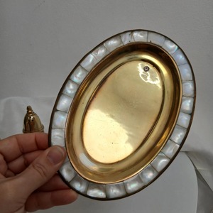 Ensemble de salière et poivrière en nacre et métal doré avec plateau, vaisselle décorative haut de gamme pour la maison et l'hôtellerie - Product Image 3