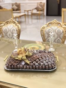 Plateau de service incurvé contemporain noir et argenté avec chocolats enrobés de rouge et de blanc – Cadeau et accessoire de fête élégants et modernes - Product Image 3