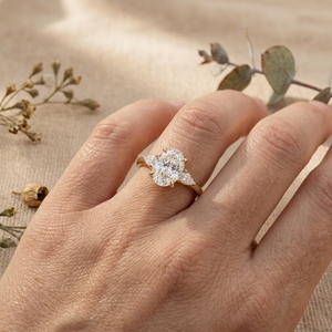Bague de fiançailles en or avec diamant taille ovale, trois pierres, bague de mariée, pierre latérale en forme de poire, bague de promesse pour femme - Product Image 3