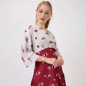 Vestido midi acampanado con estampado geométrico rojo, cuello en V, manga tres cuartos acampanada, dobladillo acampanado, tela georgette, cintura natural, ecológico. - Product Image 1