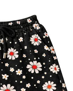 Conjunto de dos piezas para mujer: Top corto acanalado y shorts con cordón, negro con estampado floral de margaritas en el centro en rojo, estilo casual para estar en casa. - Product Image 6