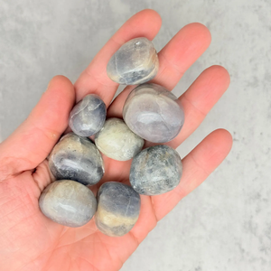 คริสตัลไอโอไลต์ธรรมชาติคุณภาพพรีเมียมขนาด 20-30 มม. แกะสลักรูปทรงไม่สม่ำเสมอ สำหรับเรกิ เฟิงชุย เครื่องรางนำโชค ตกแต่งบ้าน - Product Image 3