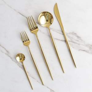 Service de couverts design rose pour une présentation élégante de la table, mariages, hôtellerie fine et stylisation de table. - Product Image 1