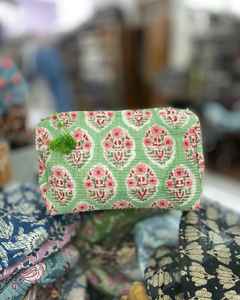 Set de Bolsas de Maquillaje y Artículos de Aseo de Algodón Acolchado con Estampado Indio - Product Image 5