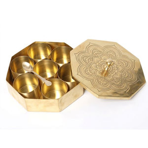 Moulin à épices et noix doré, artisanal, moderne et traditionnel, en métal, qualité alimentaire, lavable au lave-vaisselle, Lavie Creations, Uttar Pradesh - Product Image 3