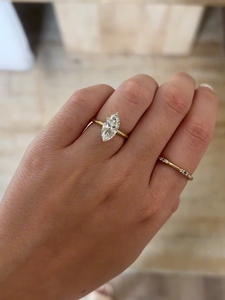 Bague de fiançailles en diamant de laboratoire de 2,5 carats, taille marquise, or jaune 14 carats, solitaire, certifiée IGI - Product Image 1