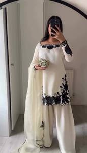 Elegante Set Kurti Bianco in Seta <span class=keywords><strong>Fendi</strong></span> Ricamata con <span class=keywords><strong>Pantaloni</strong></span> Farshi e Dupatta - Product Image 2