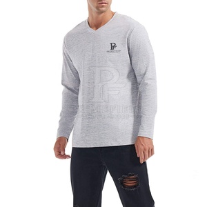 เสื้อยืดแขนยาวคอวีผู้ชาย Primefield สีเทา ผ้าคอตตอนเจอร์ซีย์ สวมใส่สบาย ระบายอากาศได้ดี เป็นมิตรกับสิ่งแวดล้อม ปรับแต่งได้ ทรงปกติ โลโก้ด้านหน้า - Product Image 4
