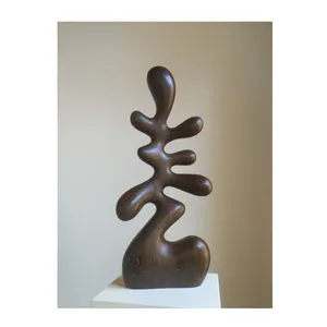 Grande sculpture en bois inspirée du patrimoine culturel pour la décoration d'entrée de maison, avec une touche antique et un charme rustique. - Product Image 5