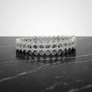 Bracelet classique pour femme en or avec motifs géométriques floraux et diamants de laboratoire 14K 18K, idéal pour les mariages et les occasions festives - Product Image 2