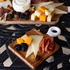 Planches à charcuterie Jeanne Fitz en bois d'acacia, mini-planches de service pour la cuisine, support inclus, poignées en émail blanc, sans plastique, authentiques - Product Image 1