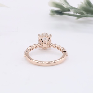 Anillo de compromiso clásico de oro rosa con diamante ovalado cultivado en laboratorio, diamantes laterales de burbuja con engaste compartido y solitario, certificado, para bodas. - Product Image 4