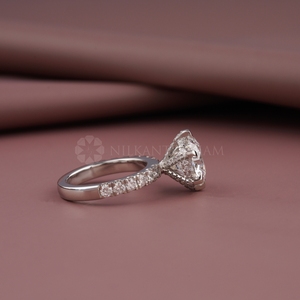 Anillo de diamantes con corte redondo y pavé, nuevo diseño, oro blanco con certificado IGI y claridad VVS para mujer, de proveedor indio. - Product Image 3