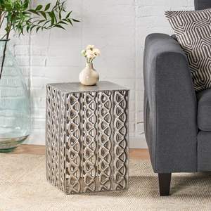 Mesa Auxiliar Metálica Jazzy que Agrega un Toque Distintivo a las Salas de Estar Mientras Sirve para Lámparas, Decoración y Objetos Esenciales - Product Image 2