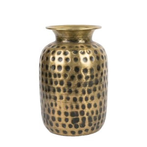 Vase à fleurs en métal pour la décoration de la maison, finition laiton antique avec design martelé et embossé, conçu pour la décoration de table. - Product Image 1