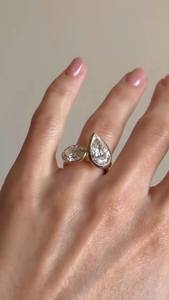 Anillo de compromiso Toi et Moi con diamantes cultivados en laboratorio de corte ovalado y pera, oro amarillo de 14K, moderno, personalizable, regalo de joyería fina para boda. - Product Image 4