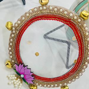 Cernillas Karwa Chauth decoradas, bellamente hechas a mano, con bordes intrincados de encaje dorado y perlas, campanas doradas y ghungroo. - Product Image 2