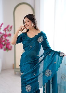 Sari en satin pur Fendi de créateur, lourd et élégant, avec broderies de perles et chemisier assorti en satin, idéal pour les occasions de mariage - Product Image 6