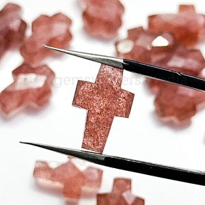 Croix en quartz fraise naturel 15 mm, pierre précieuse sculptée à la main, pierre brute pour la fabrication de bijoux, prix de gros, approvisionnement en vrac - Product Image 2