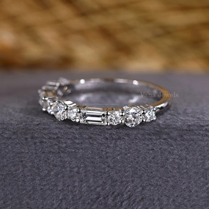 Anillo de compromiso y aniversario de boda de oro macizo de 14K con diamante cultivado en laboratorio de corte baguette, banda apilable de oro amarillo con pavé, regalo perfecto - Product Image 4