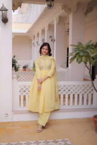 Vestido Mul Chanderi con bordado de cuentas de diseñador y parte inferior cosida en seda romana, y conjunto de dupatta Mul Chanderi. - Product Image 4