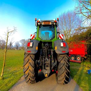 Tracteur agricole Fendt 100 CV 4x4 automatique, système moteur haute performance avec pompe robuste et boîte de vitesses à roulements pour les exploitations agricoles - Product Image 4