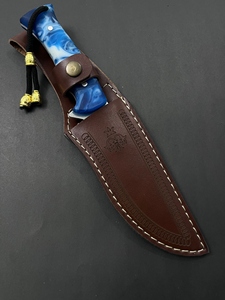 Cuchillo de Caza y Camping para Exteriores, Hoja Fija de Acero Inoxidable, Borde Parcialmente Dentado, Mango de Epoxi Azul, Funda de Cuero - Ligero - Product Image 6