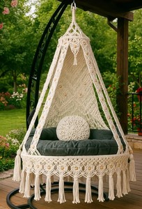 Fauteuil suspendu en macramé fait main : siège de balançoire d'extérieur bohème avec coussin, cadeau de pendaison de crémaillère, cadeau de Noël - Product Image 1