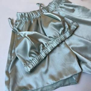 Ensemble de soutien-gorge et bikini en soie 100% sur mesure de qualité supérieure, style romantique, sexy, sans bretelles, coupe triangle, avec dentelle et armatures, idéal pour mariage et soirée. - Product Image 3