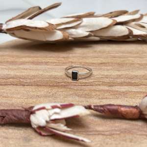 Anillo Geométrico Minimalista de Plata Plateada con Ónix Negro Corte Esmeralda para Mujer, Diseño Moderno, Venta al Por Mayor - Product Image 3