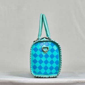 Bolsa de Viaje de Cuero Hecha a Mano de Lujo con Patrón de Diamantes y Panel de Piel de Vaca, Color Azul - Product Image 3