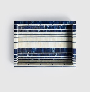 Plateau décoratif rectangulaire avec rayures horizontales bleues et blanches, design géométrique moderne, panneau unique, design artisanal - Product Image 1