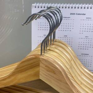 Cintres en bois écologiques et durables en gros, finition laquée, avec crochet en acier inoxydable |   Logo personnalisé |   Armoire à un seul niveau - Product Image 6