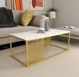 Table rectangulaire de luxe en marbre blanc avec un design de base en lattes métalliques finition or, disponible à prix de gros. - Product Image 1