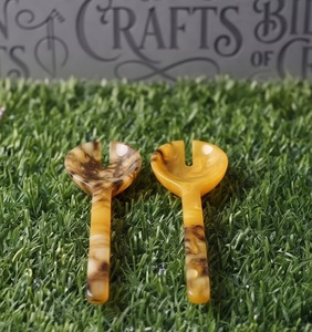 Ensemble de 2 cuillères et fourchettes de service en résine époxy marbrée faites à la main, ustensiles de cuisine personnalisés, vente en gros - Product Image 1