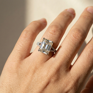 Anillo de Lujo con Diamante Solitario Cultivado en Laboratorio, Corte Esmeralda, 14 Quilates, 16x12 mm, Certificado IGI, Diseño de Tallo Dividido, Oro de 14K - Product Image 6