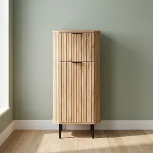 Meuble de salle de bain moderne en bois massif de manguier et d'acacia, armoire haute autoportante avec portes cannelées et étagères spacieuses - Product Image 5