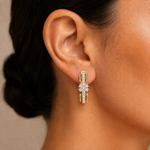 Pendientes de Aro Huggie de Oro Amarillo de 14K con Diamantes Cultivados en Laboratorio en Racimo Floral, Corte Redondo, DEF VVS, Joyería Fina para Mujer, Regalo - Product Image 2
