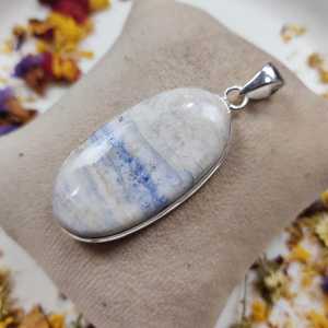 Pendentif ovale en schéelite vintage fait main NIKHIL GEMS, serti en argent sterling 925, certifié par un tiers - Product Image 5
