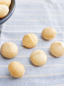 โรงงานเวียดนามผลิตเม็ดแมคคาเดเมียอบแห้งแบบแกะเปลือก คุณภาพพรีเมียม ขายส่งจำนวนมาก รับผลิตแบบ OEM สำหรับส่งออก - Product Image 3