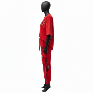 Ensemble t-shirt et pantalon cargo en molleton de coton et polyester 240 GSM pour femme, avec logo en strass thermocollé. - Product Image 3