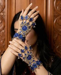 Anillo Tribal Afgano Clásico y Robusto con Diseño de Escudo Circular Grande, Grabados Tribales Intrincados y Múltiples Pequeños Adornos - Product Image 5