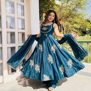 Robe Sharara en soie brodée Fendy de qualité supérieure avec jupe ample et dupatta élégant – Prête à porter pour les fêtes - Product Image 1