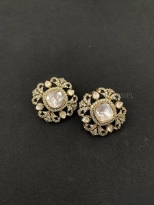 Pendientes de tuerca con detalles de cristal y diamantes de imitación chapados en rodio para mujer, elegantes y de alta calidad, con diseño floral moderno y llamativo. - Product Image 1
